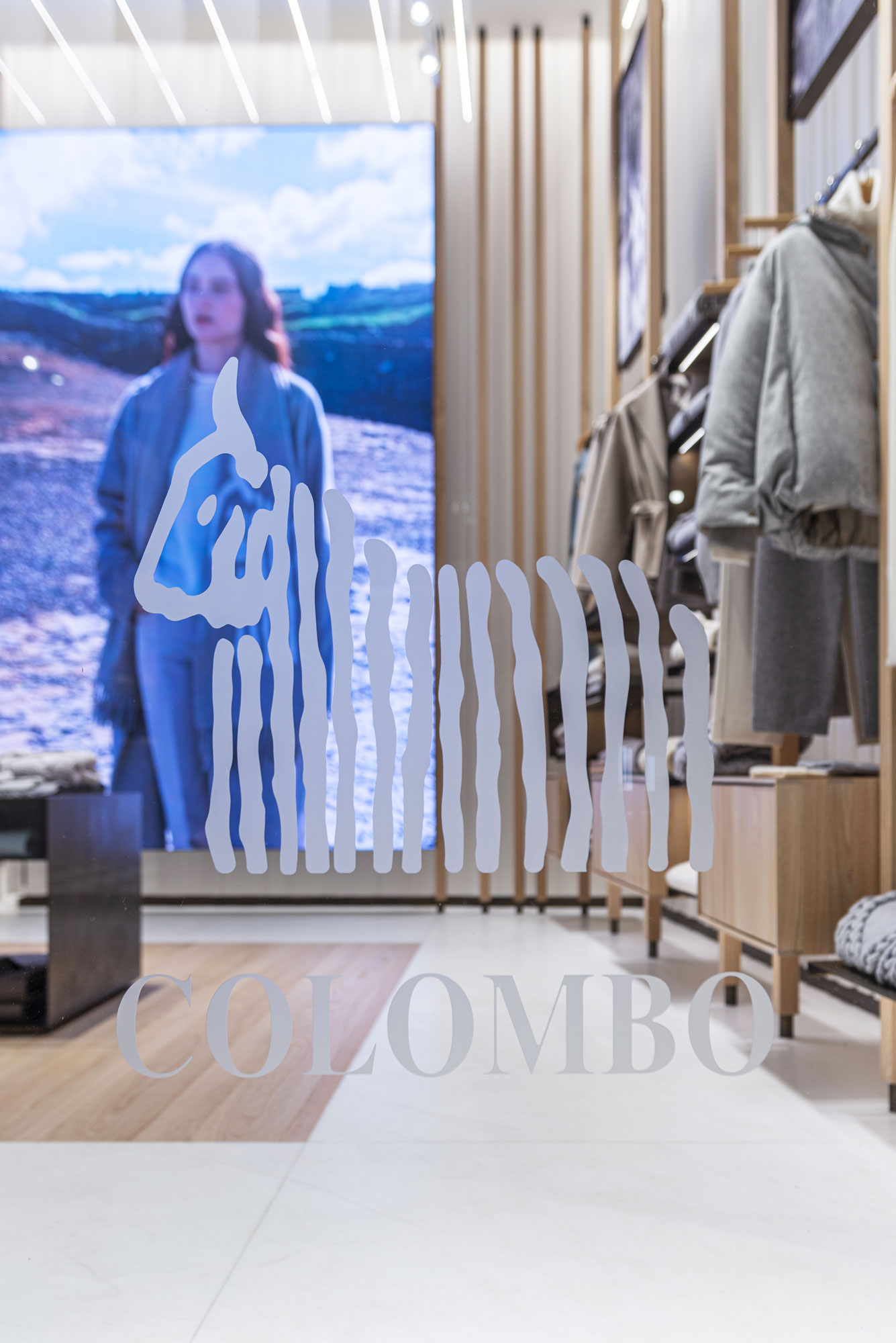 Boutique Lanificio Colombo vetrina Via della Spiga Milano